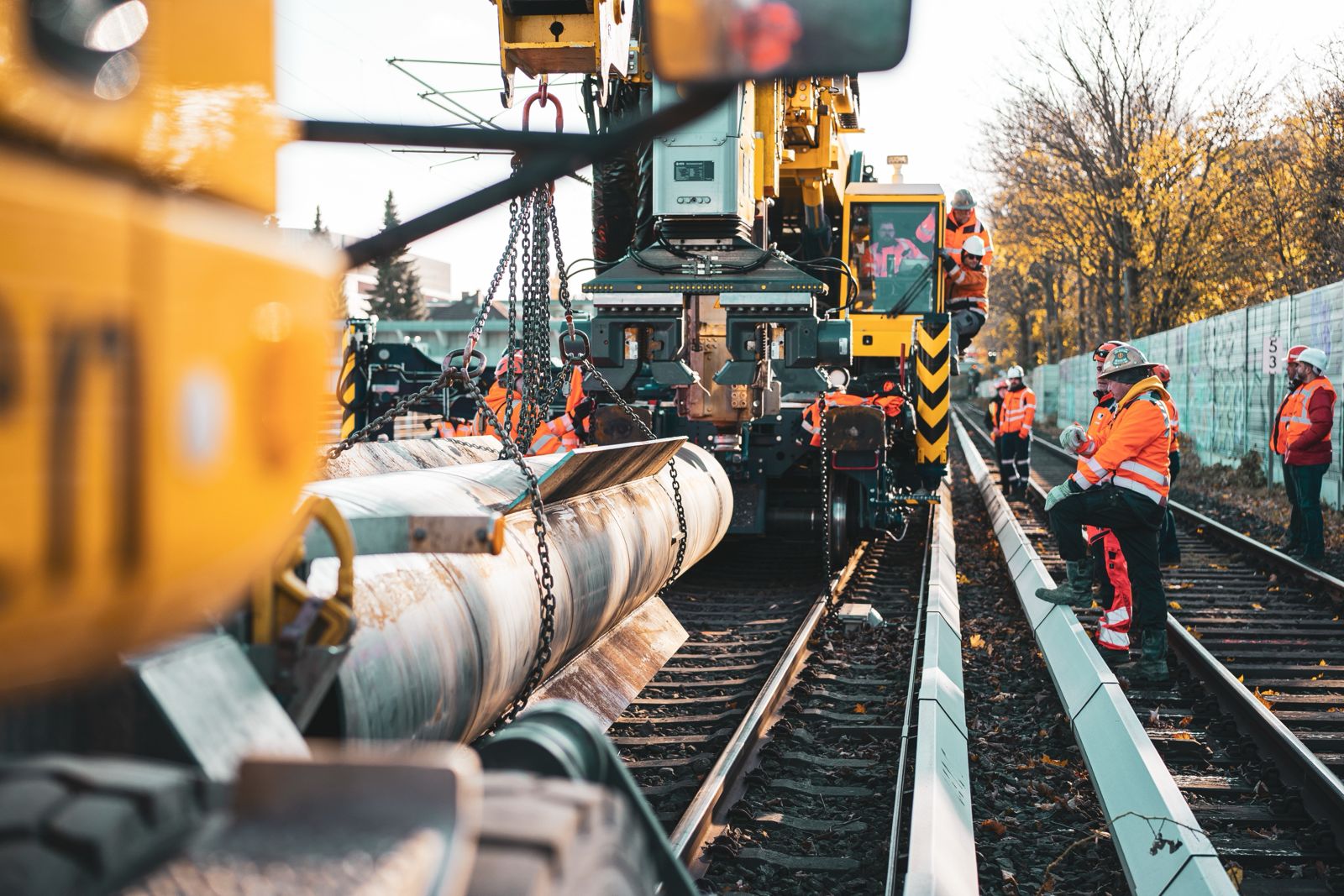 Gleisbauarbeiten mit Kran an einer Bahnstrecke (Symbolbild)
