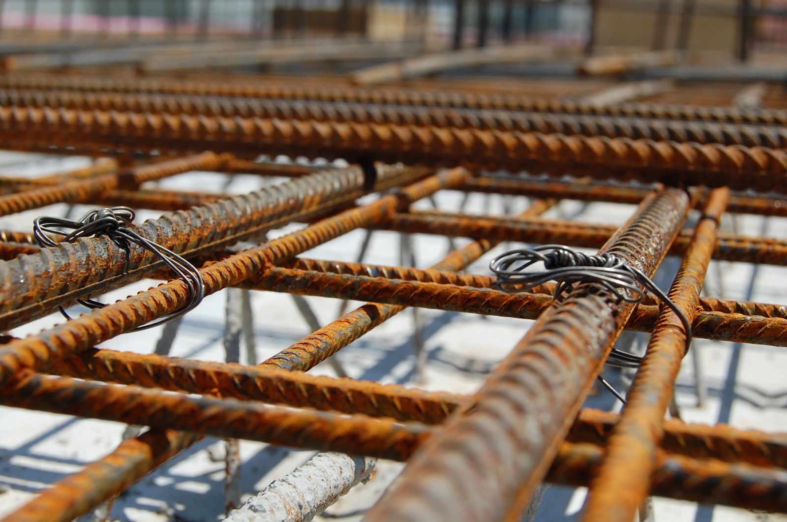 Bewehrungsstahl-Raster auf einer Baustelle – Detailaufnahme